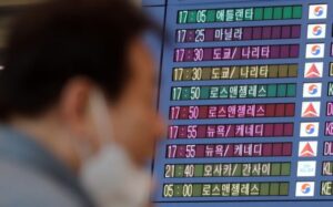 【グロ注意】機内で同行女性の頭をカップで殴打、送検された20代に韓国ネット「また不拘束か」