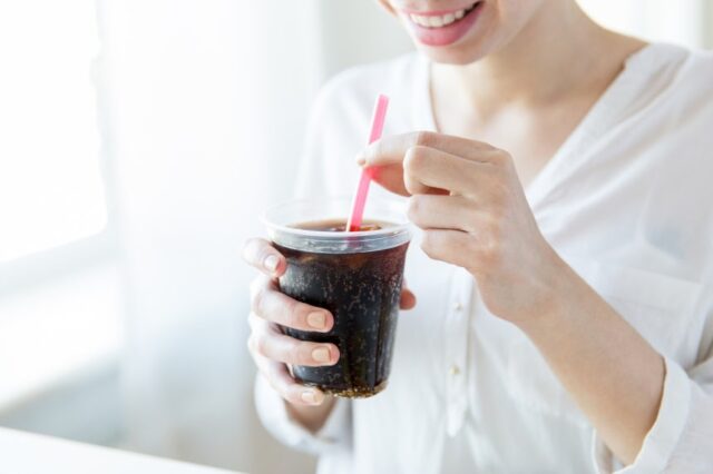 関節に悪い飲み物として炭酸が名指し、韓国読者は「結局は食べすぎが問題」と冷ややか