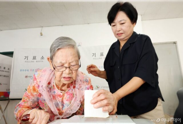 110歳の光州有権者が一票を投じた韓国地方選、称賛の一方で投票所トラブルにも関心集まる